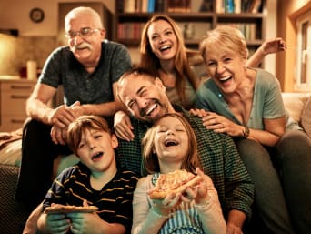 Geschenkidee Vatertag – Familie veranstaltet einen gemeinsamen Filmabend. Geschenkidee Vatertag – Familie veranstaltet einen gemeinsamen Filmabend.
