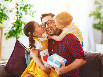 Vaderdagcadeau - kinderen geven hun vader een cadeau. Vaderdagcadeau - kinderen geven hun vader een cadeau.
