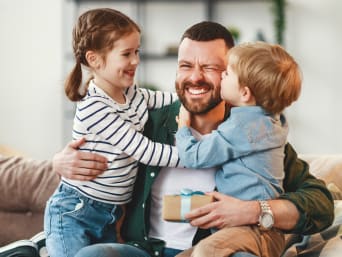 Kinderen geven hun vader een vaderdagcadeau. Kinderen geven hun vader een vaderdagcadeau.