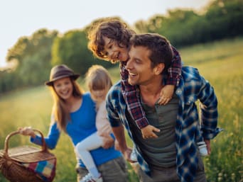 Idee voor een leuke uitstap op Vaderdag: picknicken met het gezin. Idee voor een leuke uitstap op Vaderdag: picknicken met het gezin.