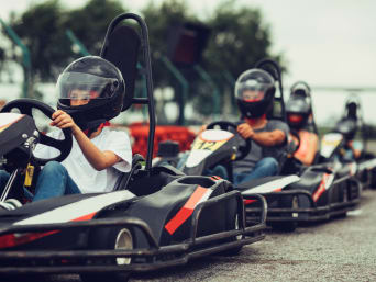 Vaderdaguitstap: familie is samen op de kartbaan. Vaderdaguitstap: familie is samen op de kartbaan.