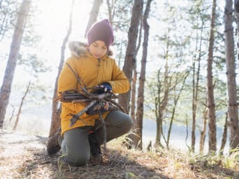 Naturexperimente für Kinder im Wald – Junge sucht Äste für ein Experiment im Wald. Naturexperimente für Kinder im Wald – Junge sucht Äste für ein Experiment im Wald.