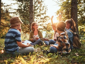 Was kann man im Wald machen? Kinder lernen im Wald.