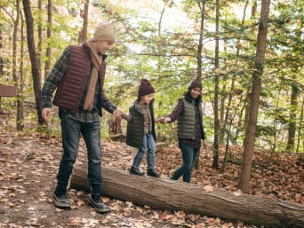 Waldtag – Familie macht einen Spaziergang durch den Wald.