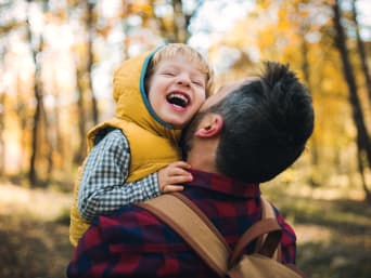 Waldtag – Kleiner Junge hat viel Spass mit seinem Vater im Wald.