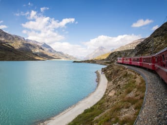 Weitwanderweg Schweiz: Wandern auf dem ViaValtellina mit Blick auf den Trenino Rosso del Bernina. Weitwanderweg Schweiz: Wandern auf dem ViaValtellina mit Blick auf den Trenino Rosso del Bernina.