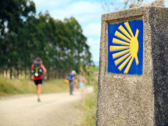 Pilgerwege für Anfänger: Nahaufnahme der Wegemarkierung des Jakobswegs. Pilgerwege für Anfänger: Nahaufnahme der Wegemarkierung des Jakobswegs.
