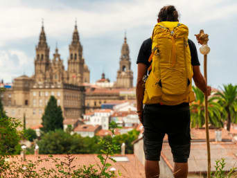 Pilgerwege für Anfänger: Pilger blickt auf die Kathedrale von Santiago de Compostela. Pilgerwege für Anfänger: Pilger blickt auf die Kathedrale von Santiago de Compostela.