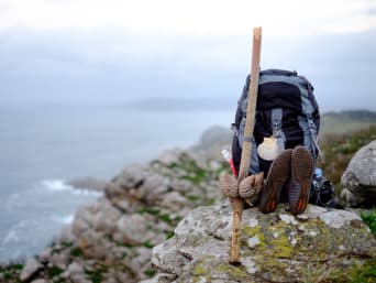 Jakobsweg wandern: Wanderrucksack mit einer Jakobsmuschel. Jakobsweg wandern: Wanderrucksack mit einer Jakobsmuschel.