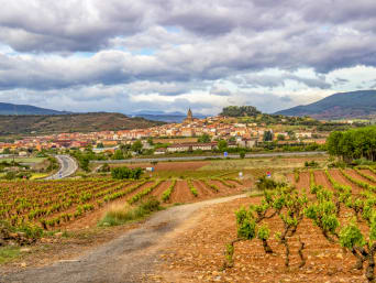 Jakobsweg wandern: Blick auf die Stadt Navarrete in La Rioja. Jakobsweg wandern: Blick auf die Stadt Navarrete in La Rioja.