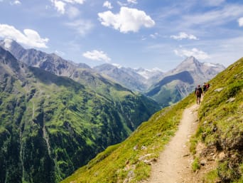 E5 Wanderweg: Fernwanderer unterwegs im Ötztal. E5 Wanderweg: Fernwanderer unterwegs im Ötztal.