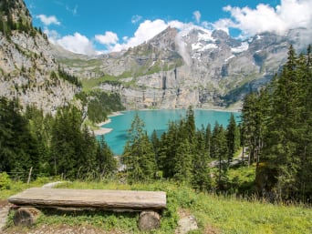 Fernwandern in Europa auf der Via Alpina: Blick auf den Oeschinensee in den Schweizer Alpen. Fernwandern in Europa auf der Via Alpina: Blick auf den Oeschinensee in den Schweizer Alpen.