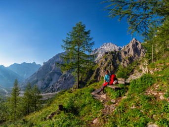 Weitwanderwege in Österreich: Frau macht Rast auf ihrer Weitwanderung. Weitwanderwege in Österreich: Frau macht Rast auf ihrer Weitwanderung.