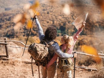 Lange-Afstand-Wandelwegen in Nederland – Man en vrouw hebben de top bereikt. Lange-Afstand-Wandelwegen in Nederland – Man en vrouw hebben de top bereikt.
