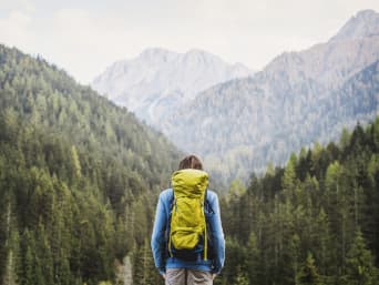 Weitwanderwege in der Schweiz – Wanderer geniesst seine Pause im Nadelwald. Weitwanderwege in der Schweiz – Wanderer geniesst seine Pause im Nadelwald.