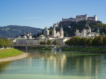 Weitwandern in Österreich: Blick auf die Festung Hohensalzburg in der Stadt Salzburg.