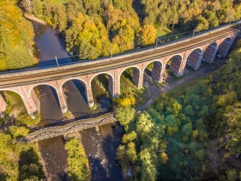 Grote-Route paden: Oude treinbrug in de Belgische Ardennen Grote-Route paden: Oude treinbrug in de Belgische Ardennen