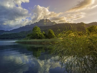 Weitwanderung Schweiz: Der Vierwaldstättersee am Abend auf dem Waldstätterweg. Weitwanderung Schweiz: Der Vierwaldstättersee am Abend auf dem Waldstätterweg.