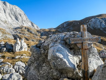 Nord-Süd-Weitwanderweg in Österreich: Holzkreuz im Bereich des Hochschwab.