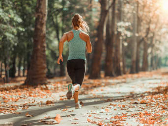 Wander-Training: Joggerin trainiert ihre Ausdauer für eine Wanderung. Wander-Training: Joggerin trainiert ihre Ausdauer für eine Wanderung.