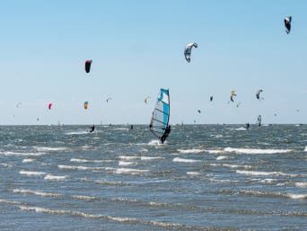 Wassersport – Wind- & Kitesurfer auf dem Meer Wassersport – Wind- & Kitesurfer auf dem Meer