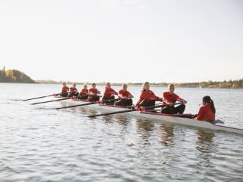 Rudern Sport – Frauenteam rudert im Achter-Boot. Rudern Sport – Frauenteam rudert im Achter-Boot.
