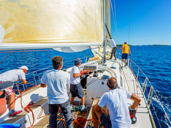 Een dagje zeilen – Een groep mensen op een boot bestuurt de zeilboot. Een dagje zeilen – Een groep mensen op een boot bestuurt de zeilboot.