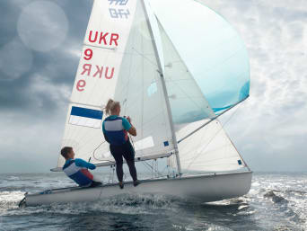 Segeln für Anfänger – Zweier Team segelt zusammen. Segeln für Anfänger – Zweier Team segelt zusammen.