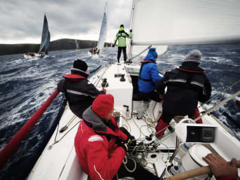 Segeln als Hobby – Mannschaft nimmt an einer Regatta teil. Segeln als Hobby – Mannschaft nimmt an einer Regatta teil.