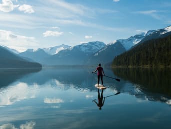 Stand Up Paddling: SUP-Tour auf einem klaren See vor einer Bergkulisse. Stand Up Paddling: SUP-Tour auf einem klaren See vor einer Bergkulisse.