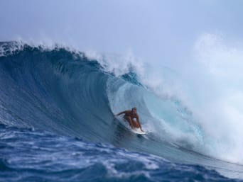 Surfen: Junge Frau surft gekonnt in eine brechende Welle hinein. Surfen: Junge Frau surft gekonnt in eine brechende Welle hinein.