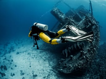 Tauchen: Professioneller Taucher entdeckt ein altes Schiffswrack. Tauchen: Professioneller Taucher entdeckt ein altes Schiffswrack.