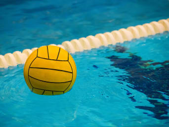 Wasserball Regeln: Wasserball und Markierungslinie auf dem Spielfeld in Detailaufnahme. Wasserball Regeln: Wasserball und Markierungslinie auf dem Spielfeld in Detailaufnahme.