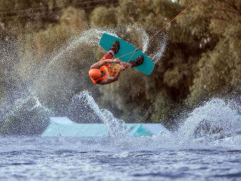Wakeboarden: Beim Freestyle Wakeboarden absolvierst du spektakuläre Sprünge in der Luft. Wakeboarden: Beim Freestyle Wakeboarden absolvierst du spektakuläre Sprünge in der Luft.