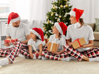 Christmas outfits for a family photo shoot: a family in mini-me style.  Christmas outfits for a family photo shoot: a family in mini-me style.