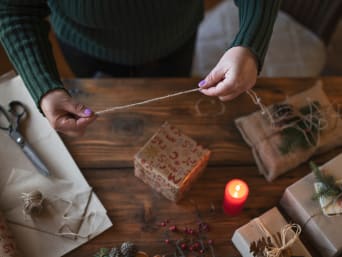 Duurzame kerstcadeaus - Je kunt ook natuurlijke materialen gebruiken voor het inpakken van cadeaus. Duurzame kerstcadeaus - Je kunt ook natuurlijke materialen gebruiken voor het inpakken van cadeaus.