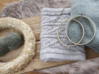 Upcycling Christmas decor: materials for upcycling ideas from old, knitted jumpers and scarves. Upcycling Christmas decor: materials for upcycling ideas from old, knitted jumpers and scarves.
