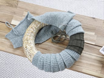 Textile Christmas decoration: upcycling a Christmas or Advent wreath. Textile Christmas decoration: upcycling a Christmas or Advent wreath.
