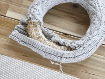 Sweater upcycling – sewing a sweater onto the back of the Christmas wreath. Sweater upcycling – sewing a sweater onto the back of the Christmas wreath.