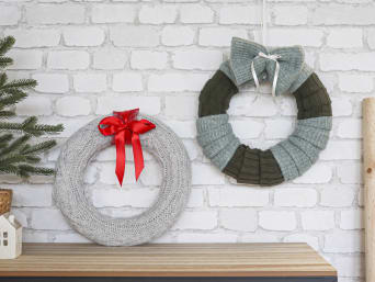 Upcycling Christmas craft ideas: beautiful Christmas wreaths covered with old, knitted sweaters. Upcycling Christmas craft ideas: beautiful Christmas wreaths covered with old, knitted sweaters.