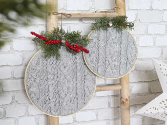 Upcycling Christmas craft idea – embroidery hoops covered with an old, knitted scarf using cable stitching. Upcycling Christmas craft idea – embroidery hoops covered with an old, knitted scarf using cable stitching.