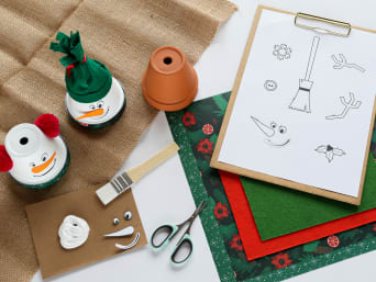 Christmas crafts with kids: How to make cute snowmen out of old flowerpots. Christmas crafts with kids: How to make cute snowmen out of old flowerpots.
