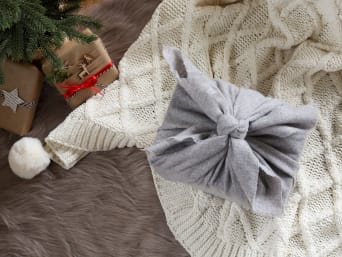 Furoshiki wrapping: How to wrap gifts in a square cloth using the Furoshiki method. Furoshiki wrapping: How to wrap gifts in a square cloth using the Furoshiki method.