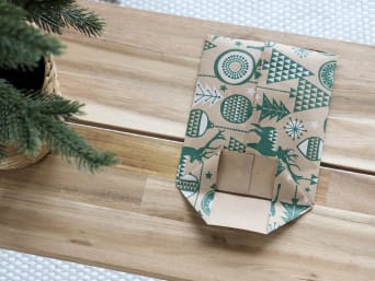 How to make a gift bag: Seal the bottom of the bag well so that the gift doesn't slip out. How to make a gift bag: Seal the bottom of the bag well so that the gift doesn't slip out.