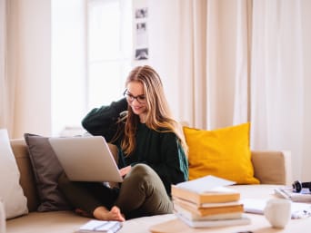 Frau macht eine persönliche Weiterbildung zuhause am Computer. Frau macht eine persönliche Weiterbildung zuhause am Computer.