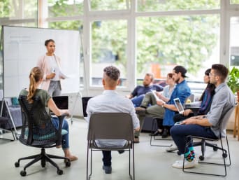 Persönliche Weiterentwicklung: Eine Gruppe trainiert ihre Persönlichkeitsmerkmale in einem Seminar. Persönliche Weiterentwicklung: Eine Gruppe trainiert ihre Persönlichkeitsmerkmale in einem Seminar.