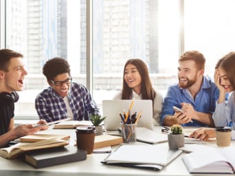 Jonge volwassenen studeren voor hun opleiding. Jonge volwassenen studeren voor hun opleiding.