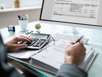 Financiering opleiding – man rekent de kosten van zijn opleiding uit. Financiering opleiding – man rekent de kosten van zijn opleiding uit.