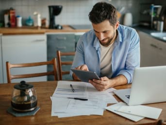 Studieverlof – een man plant zijn studieverlof op een tablet. Studieverlof – een man plant zijn studieverlof op een tablet.