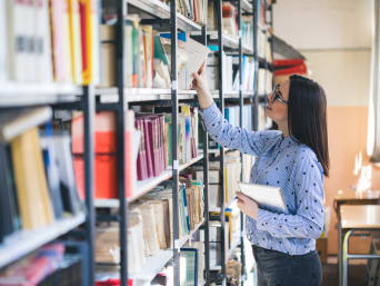 Freude am Lernen – Frau sucht passende Bücher für ihre Weiterbildung. Freude am Lernen – Frau sucht passende Bücher für ihre Weiterbildung.